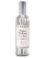 Durance Raumspray Rose in transparenter Glasflasche mit silbernem Sprühkopf auf weißem Hintergrund
