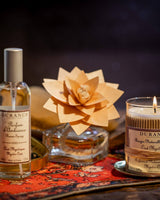 Durance Raumduft-Set Oud Mystique: Raumspray, Holzblumen-Diffuser und Kerze auf Orientteppich