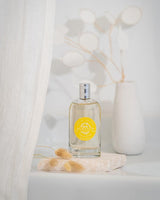 Durance Eau de Toilette Sensuel Monoï 100 ml als elegante Lifestyle-Aufnahme mit heller, minimalistischer Umgebung und natürlicher Dekoration