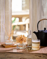 Durance Serie 'Rituel du Thé': Raumdiffuser, Spray, Duftblume und Kerze auf hellem Tisch