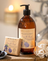 Durance Set Cassis & Fenouil mit Flüssigseife in brauner Pumpflasche und passendem Seifenstück im Badezimmer-Ambiente