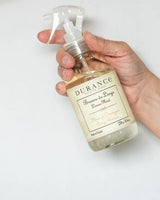 Durance Wäschespray orange blossom in der Hand mit Sprühkopf