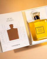 Château d'Estoublon Olivenöl Vierge Extra 750ml in eckiger Glasflasche in geöffneter Geschenkbox vor warmem Hintergrund