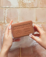 La Maison du Savon de Marseille feste Seife Bois de Oud mit Schaum in den Händen