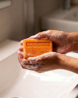 La Maison du Savon de Marseille Seife Mandarine mit Bio-Sheabutter bei der sanften Handwäsche mit cremigem Schaum.