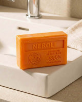 La Maison du Savon de Marseille Seife Neroli mit Bio-Sheabutter dekorativ auf einem Waschbecken im Badezimmer.