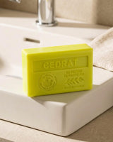 La Maison du Savon de Marseille Seife Zedratzitrone mit Bio-Sheabutter dekorativ auf einem Waschbecken im Badezimmer.
