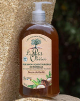 Le Petit Olivier flüssige Marseiller Seife mit Sheabutter im Pumpspender vor einer Natursteinwand