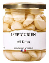 L'Épicurien milder Knoblauch im Glas mit goldfarbenem Schraubdeckel und geschälten Knoblauchzehen.
