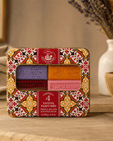 La Maison du Savon de Marseille Geschenkset mit vier Duftseifen in dekorativer Metalldose auf Holztisch