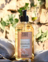 Marius Fabre Flüssigseife Geißblatt in Pumpflasche vor Pflanzen und Natursteinwand