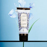 Panier des Sens Blooming Iris Duschgel vor künstlerischer Irisblüte für florale Körperpflege