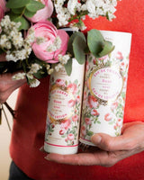 Panier des Sens Rose Eau de Toilette & Bodylotion mit Rosenöl, in der Hand mit Blumenstrauß