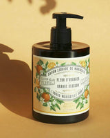 Panier des Sens Flüssigseife Orange Blossom mit Pumpspender vor warmem Hintergrund