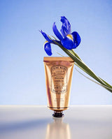 Panier des Sens Iris Handcreme in goldener 75 ml Tube mit blauer Iris Blume