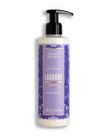 Panier des Sens Körperlotion Lavendel aus der Provence 250ml in einer eleganten Pumpspender-Flasche mit lavendelfarbenem Etikett und floralem Design auf hellem Hintergrund.