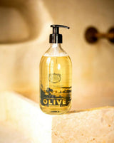 Panier des Sens Flüssigseife Olive Limited Edition von Vivi Margot auf Stein im warmen Licht