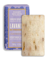 Panier des Sens Pflanzenseife Lavendel  mit Lavendelblüten und dekorativer violetter Verpackung, 150 g
