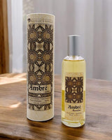 Provence et Nature Eau de Toilette Amber mit passender Verpackung auf Holztisch