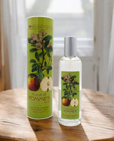 Provence et Nature Eau de Toilette Apfelblüte mit passender Verpackung auf Holztisch
