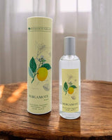 Provence et Nature Eau de Toilette Bergamotte mit passender Verpackung auf Holztisch