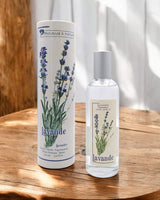 Provence et Nature Eau de Toilette Lavendel mit passender Verpackung auf Holztisch