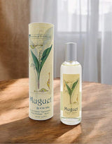Provence et Nature Eau de Toilette Maiglöckchen mit passender Verpackung auf Holztisch