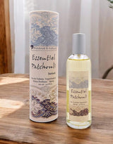 Provence et Nature Eau de Toilette Patchouli mit passender Verpackung auf Holztisch