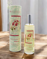 Provence et Nature Eau de Toilette Patchouli Anjouan mit passender Verpackung auf Holztisch