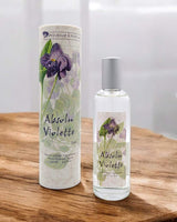 Provence et Nature Eau de Toilette Veilchen mit passender Verpackung auf Holztisch