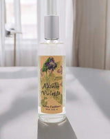 Provence et Nature Raumduftspray Veilchen dekorativ auf einer hellen Oberfläche