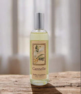 Provence et Nature Raumduftspray Zimt auf rustikalem Holztisch vor hellem Hintergrund