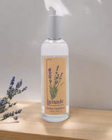 Provence et Nature Raumspray Lavendel mit Lavendelzweigen auf Holztisch