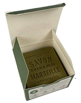 Rampal Latour Savon de Marseille mit Olivenöl in geöffneter Produktverpackung