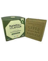 Rampal Latour Savon de Marseille mit Olivenöl neben grüner Produktverpackung