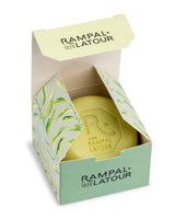 Rampal Latour Seife Grüner Tee in geöffneter floral gestalteter Verpackung